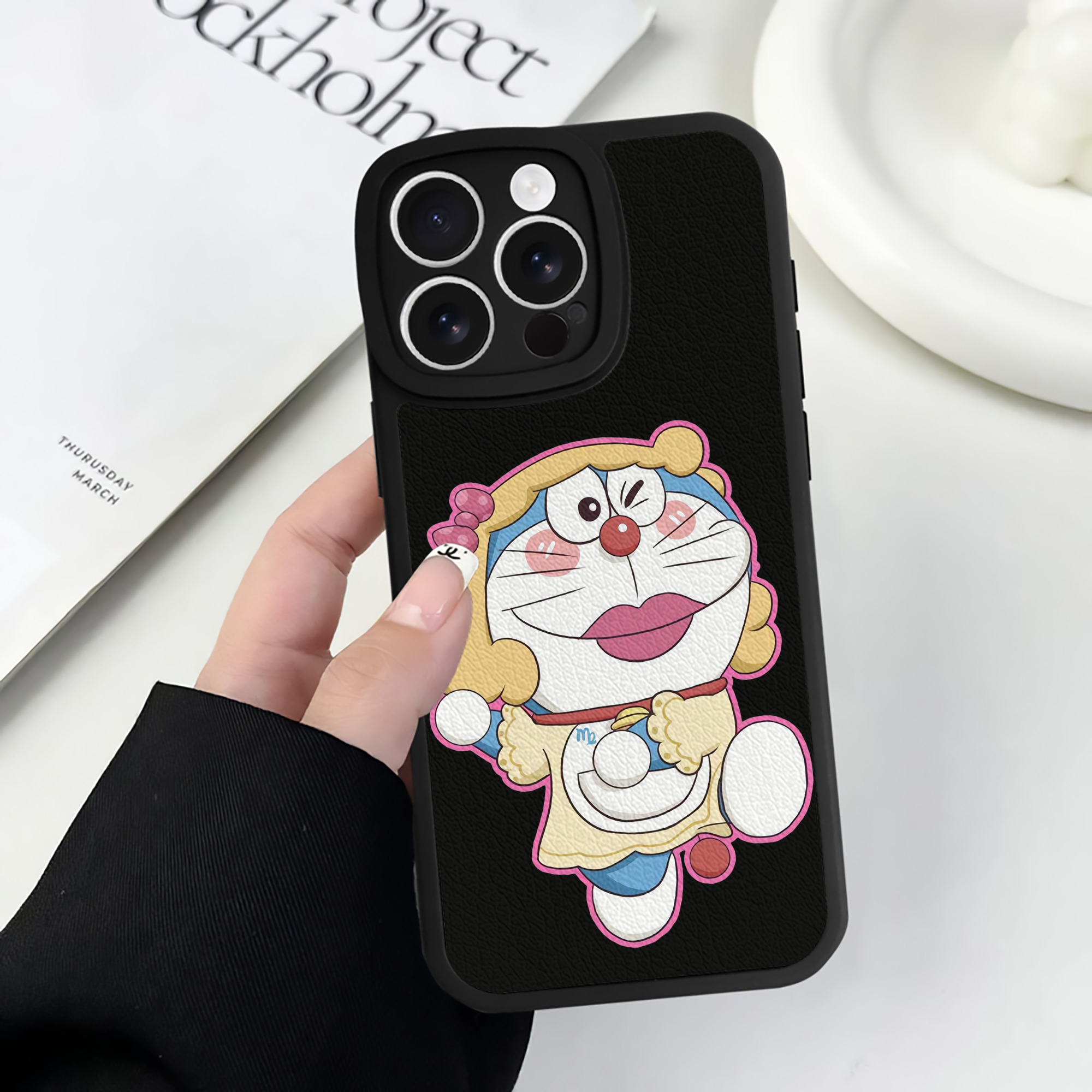 （画像用） ドラえもん Doraemon 【iPhone 16シリーズ対応】シリコンスマホケース（レザー調） 材質：シリコン